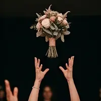 Der Brautstrauß fliegt (KI-erzeugtes Beispielbild)