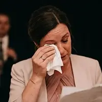 Ein Gast wischt sich Tränen ab (KI-erzeugtes Beispielbild)