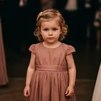 Ein kleines Mädchen im rosa Kleid (KI-erzeugtes Beispielbild)