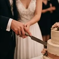 Die Braut schneidet die Torte an (KI-erzeugtes Beispielbild)