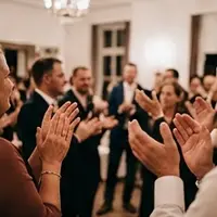 Gäste applaudieren (KI-erzeugtes Beispielbild)