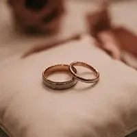 Die Ringe auf einem Kissen (KI-erzeugtes Beispielbild)