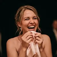 Die Braut lacht herzlich (KI-erzeugtes Beispielbild)