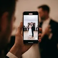 Ein Gast fotografiert mit dem Handy (KI-erzeugtes Beispielbild)