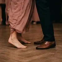 Barfuß auf der Tanzfläche (KI-erzeugtes Beispielbild)