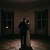 Das Brautpaar allein im Saal (KI-erzeugtes Beispielbild)